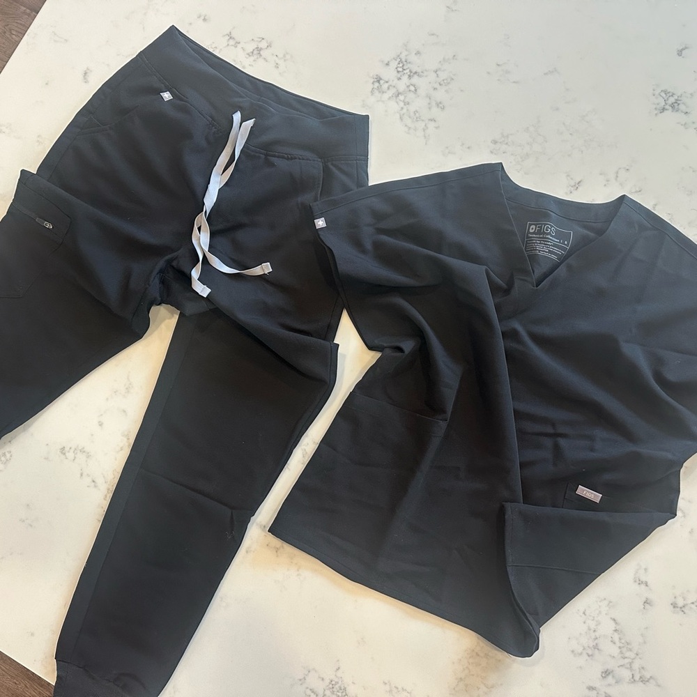 FIGS scrubs. Black size small. Top and bottom. Figs set